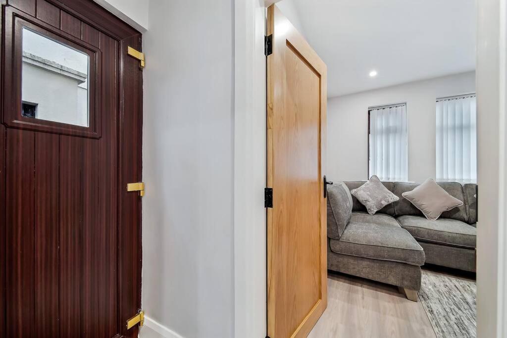 Ardoyne Lodge 'Sleeping 4 Guests' Belfast Eksteriør billede